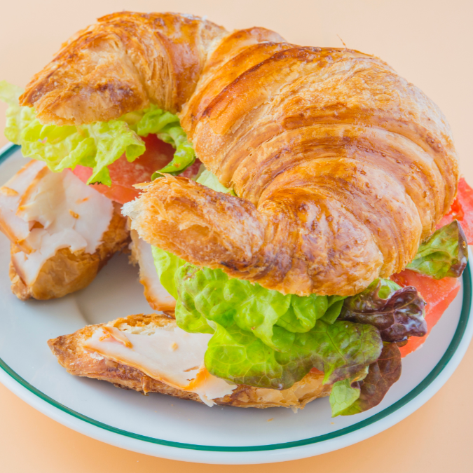 Croissant Horneado con Jamón y Queso Crema