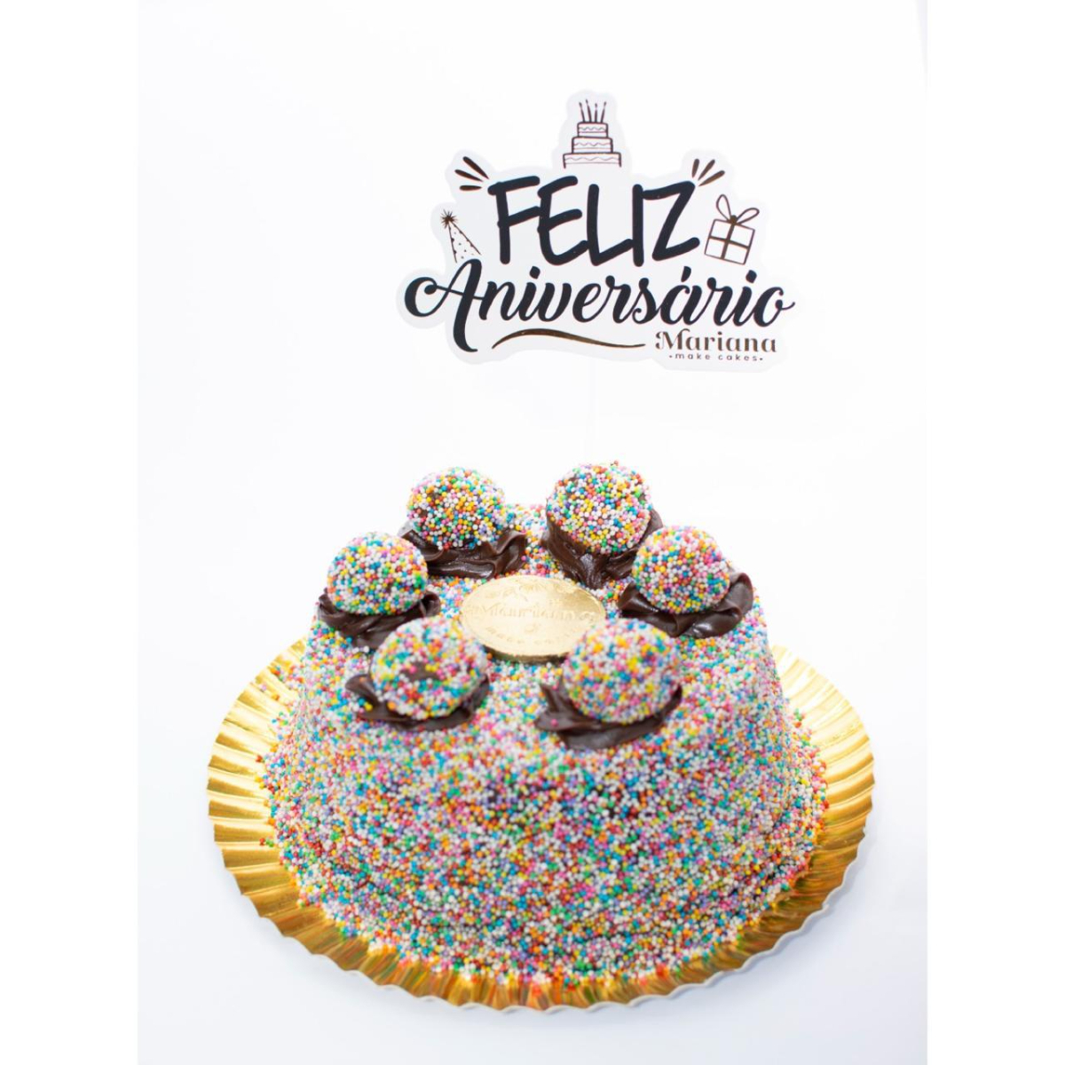 Bolo de 15 cm massa branca, cobertura brigadeiro e granulado colorido. Recheio transborda quando o bolo é cortado. Serve em média 8 a 10 fatias. Bolo acompanha vela e plaquinha de feliz aniversário!