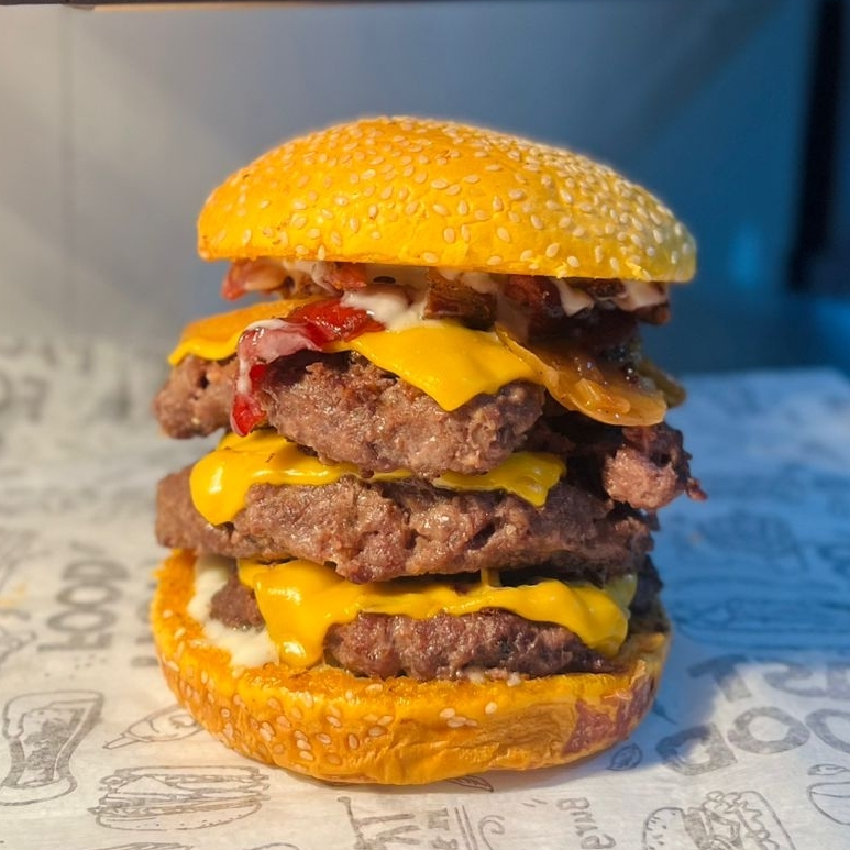 Pão brioche, Três Blens 140G, Triplo Queijo Cheddar Fatiado, e Bacon crocante, cebola caramelizada, e nosso molho secreto!