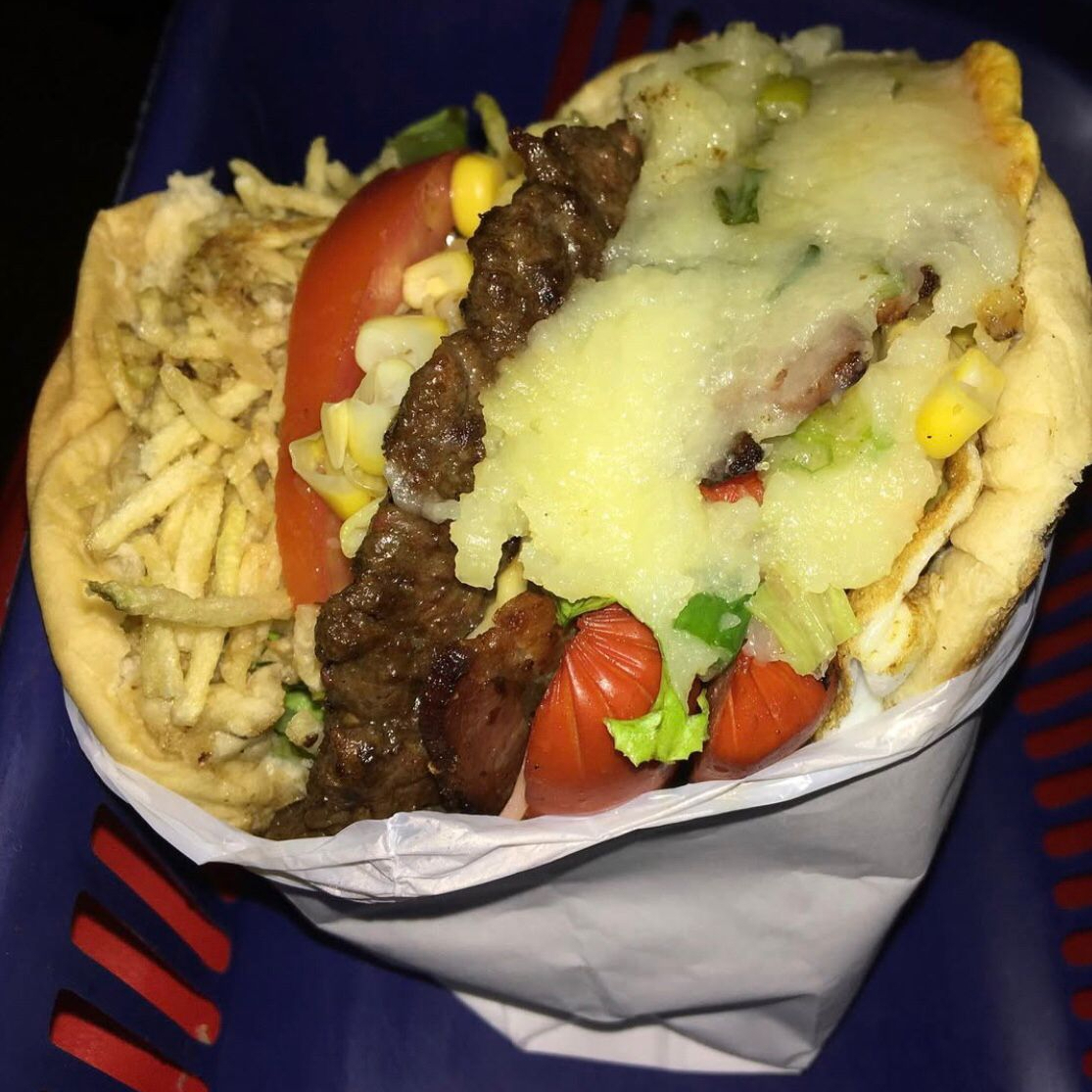 Pão, Hamburguer, muçarela, salsicha, tomate, alface e milho.