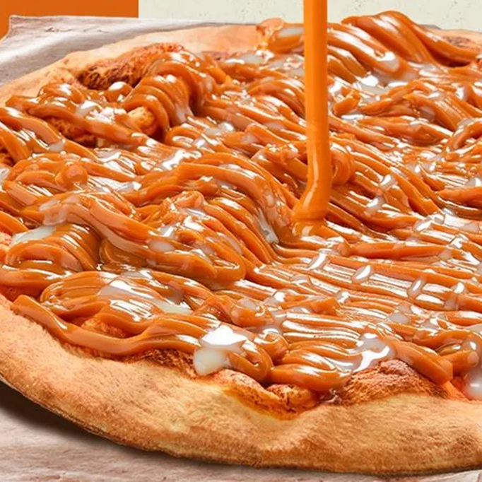 Massa, queijo muçarela e doce de leite.