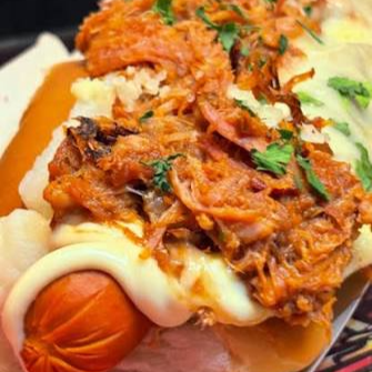 Pão, 2 salsichas, Purê de batata, Maionese, Carne Maluca e Bacon