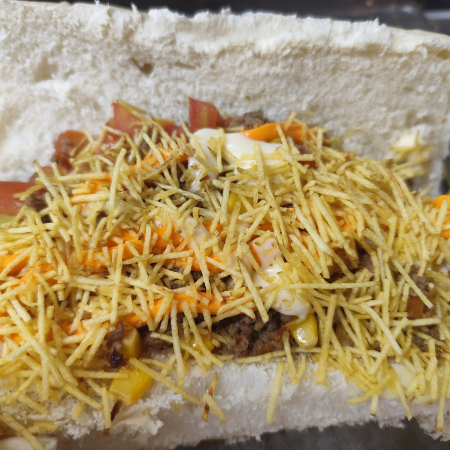 Pão, 1 Vina, Purê, Maionese, Cebola, Tomate, Milho, Frango, Calabresa, Bacon (opcional De Catupiry Ou Cheddar) E Batata Palha