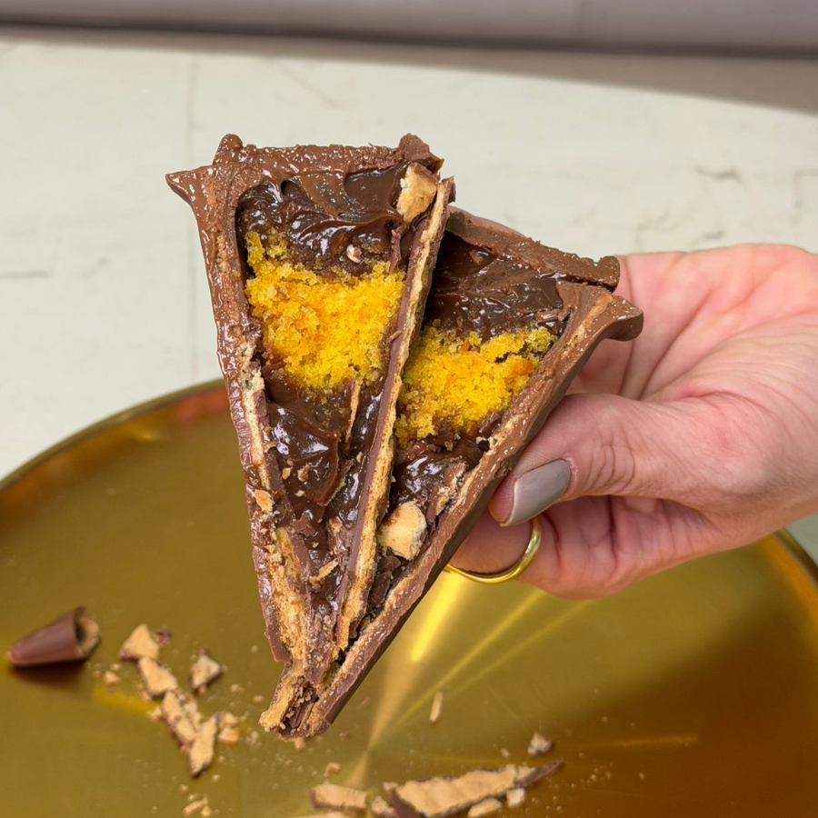 Cone banhado em chocolate ao leite belga Callebaut, recheado com bolo de cenoura e brigadeiro belga. Aprox. 90g.