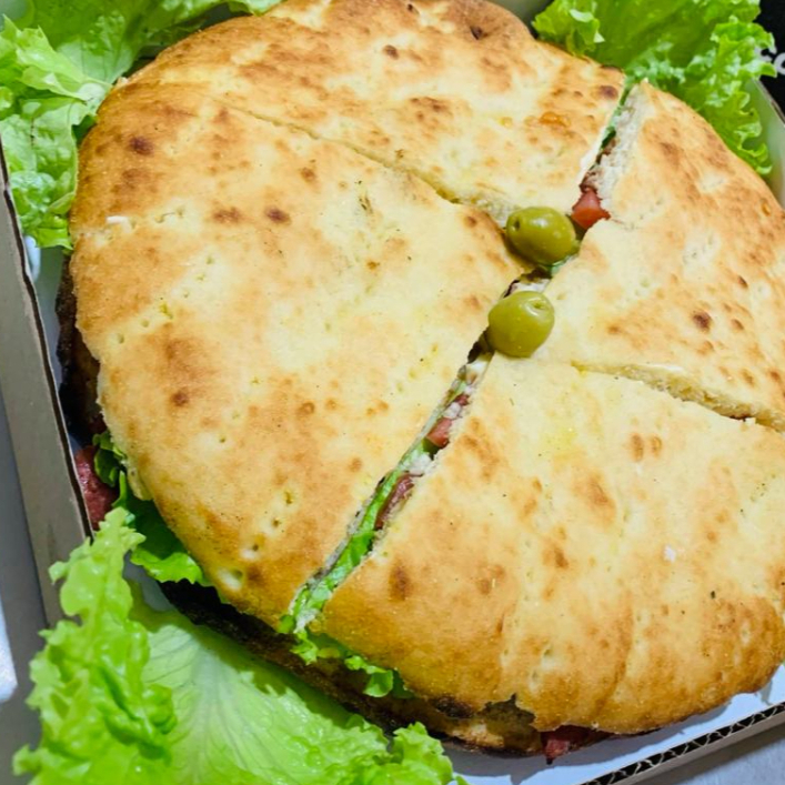 Acompanha presunto, alface, maionese e tomate.