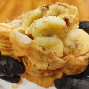 Um delicioso pastel de massa caseira com banana açúcar e canela.
