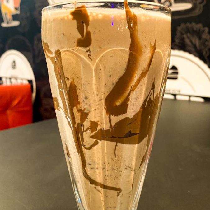 Sorvete de chocolate e baunilha, batido com leite e nutella. Foto meramente ilustrativa.