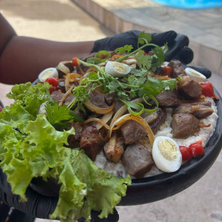 Feijão verde ou macassar, arroz branco, queijo coalho, catupiry e carne de sol acebolada