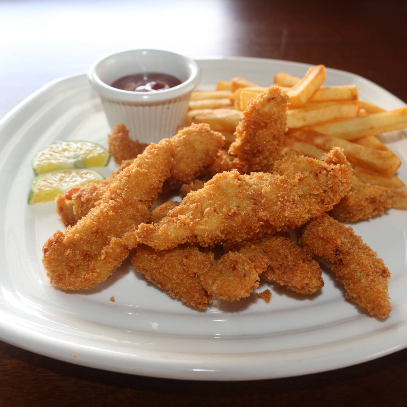 Deditos de Pollo con Papas Fritas