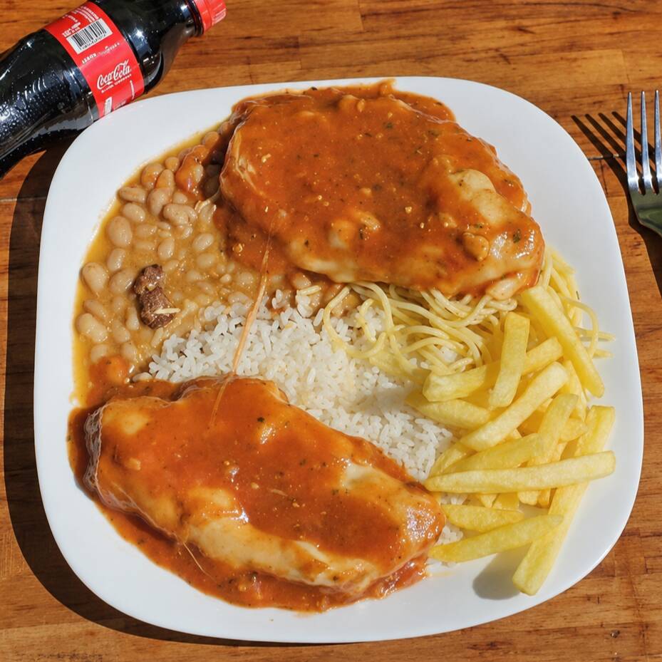Frango à parmegiana com arroz, feijão, macarrão e batata frita. Acompanha uma Coca-Cola 200ml.