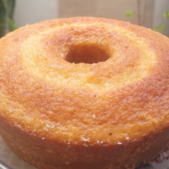 Sabe aquele bolo com cheirinho de infância que perfuma a casa toda? Nosso bolo de coco tradicional traz uma massa super fofinha, leve e incrivelmente molhadinha. Feito com coco ralado, ele entrega um sabor suave e equilibrado, perfeito para qualquer hora do dia.
Rendimento médio: Serve até 8 fatias.
Peso aproximado: 500g.