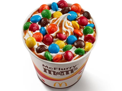 Sobremesa composta por bebida láctea sabor baunilha, cobertura sabor chocolate, caramelo ou morango e confeitos de chocolate M&M’s ao leite