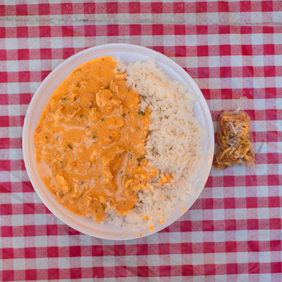 Arroz fresquinho, Strogonoff de frango + Batata palha .