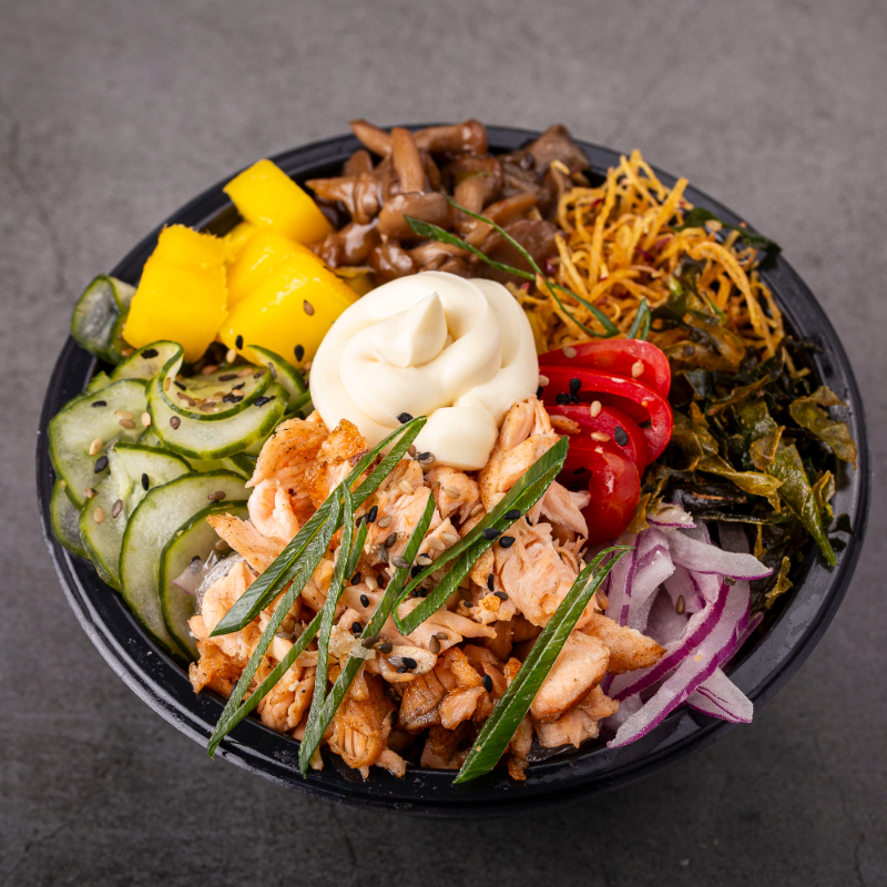 Salmão grelhado, Arroz, manga, couve crispy, batata crispy, cebola roxa, tomate cereja e cream chesse com gergilim