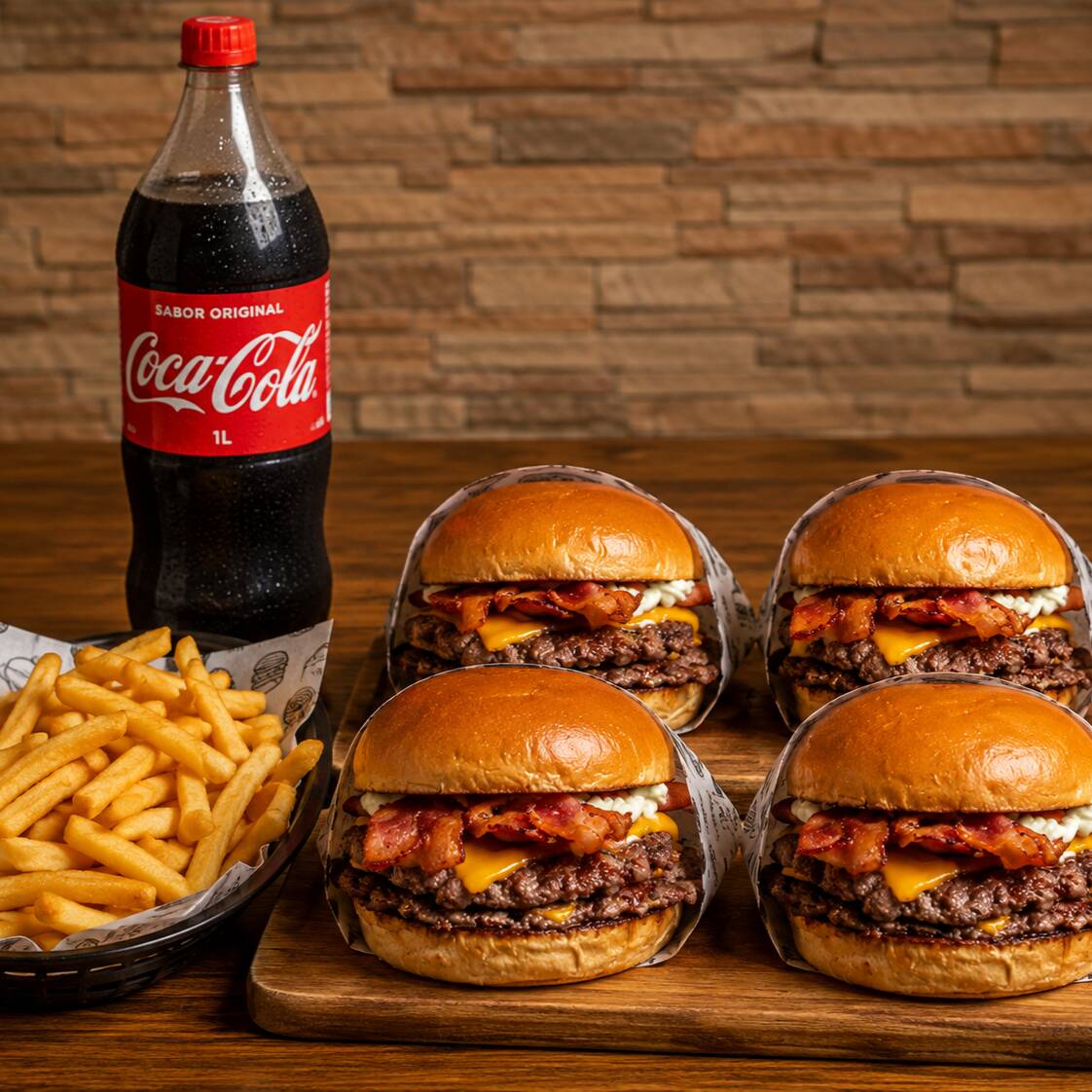 Combo completo para compartilhar! 🔥
São 4 lanches com pão brioche, carne, cheddar cremoso e bacon crocante, acompanhados de uma porção de batata frita tradicional + 1 Coca-Cola Original de 1 litro.
O combo contém: 4 lanches Bacon • 1 porção de batata frita • 1 Coca-Cola Original 1L.