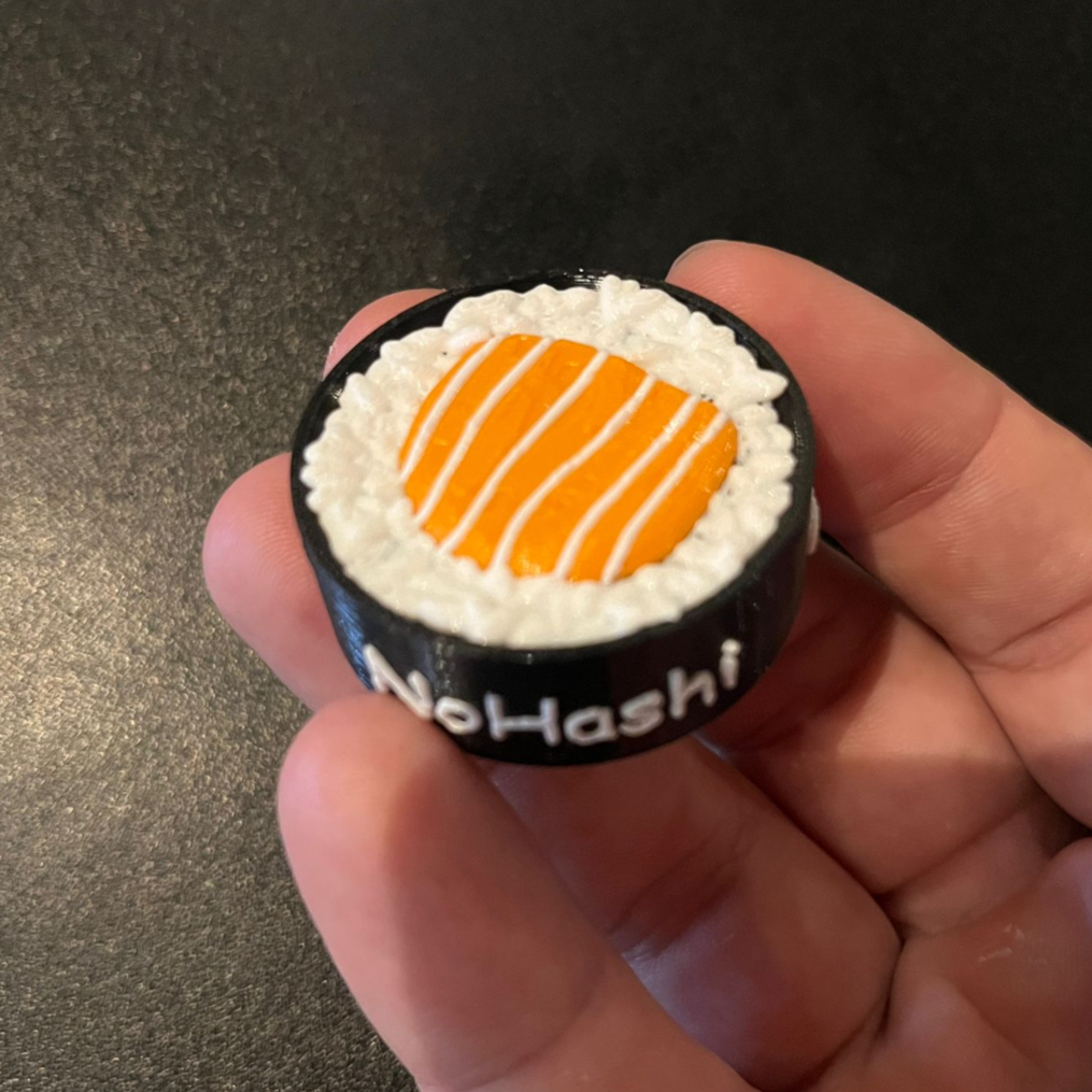 Adaptador Sushi Lover. O adaptador perfeito para quem ama sushi até nos detalhes 🍣 Inspirado em um maki clássico, ele garante mais firmeza ao usar os hashis e ainda deixa seu sushi muito mais divertido. Ideal para adultos e crianças.