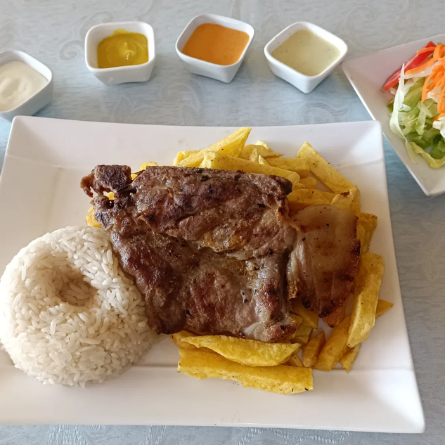 CHULETA CON PAPAS FRITAS