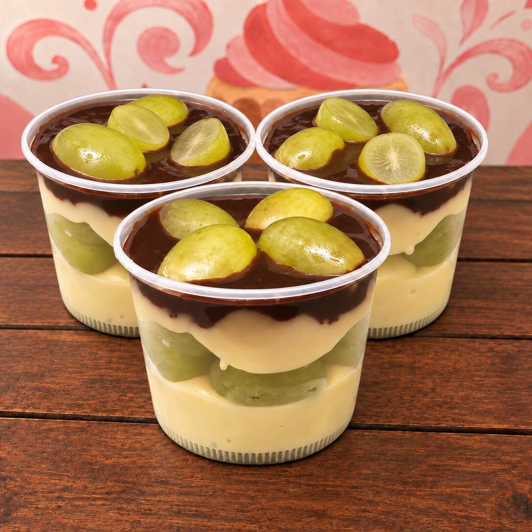 A elegância do bombom de uva em uma versão irresistível no pote! Camadas perfeitas de: • Uvas verdes sem semente (frescas e crocantes) • Brigadeiro branco cremoso e aveludado • Ganache de chocolate premium e derretente Destaques especiais: • Textura que une crocância e cremosidade • Sabor equilibrado entre doce e azedinho • Apresentação sofisticada em pote individual Perfeito para: • Sobremesas gourmet • Presentes diferenciados • Momentos de indulgencência com classe Uma experiência sensorial em cada camada! Peça já o seu.