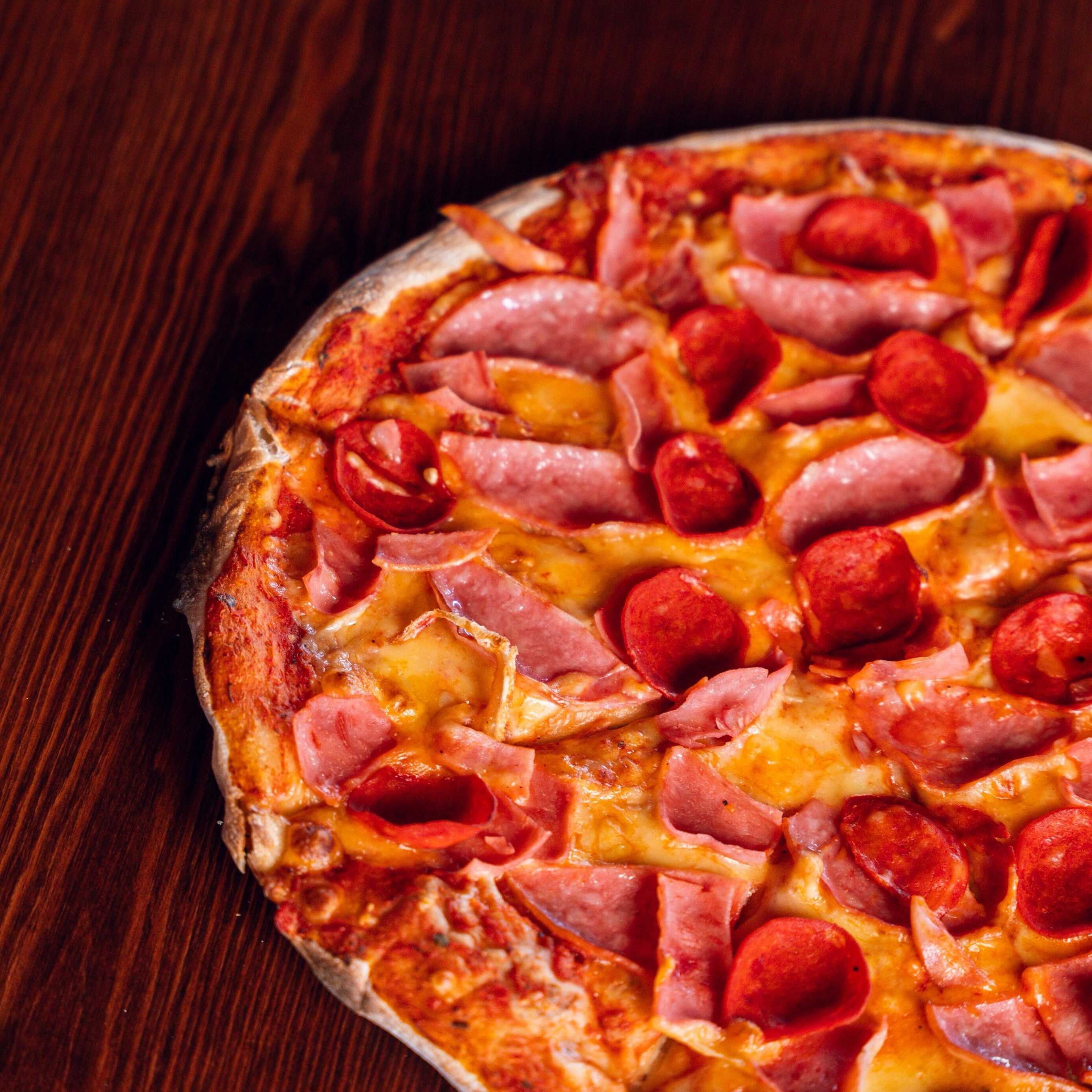 PIZZA DE CARNES FRIAS