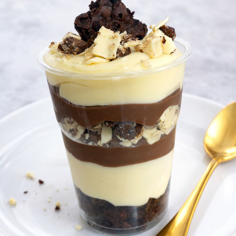 Camadas irresistíveis de brownie super macio, recheio cremoso de ninho e um delicioso creme de chocolate. No meio e na finalização, pedacinhos de bombom Ouro Branco que trazem crocância e ainda mais sabor a cada colherada.