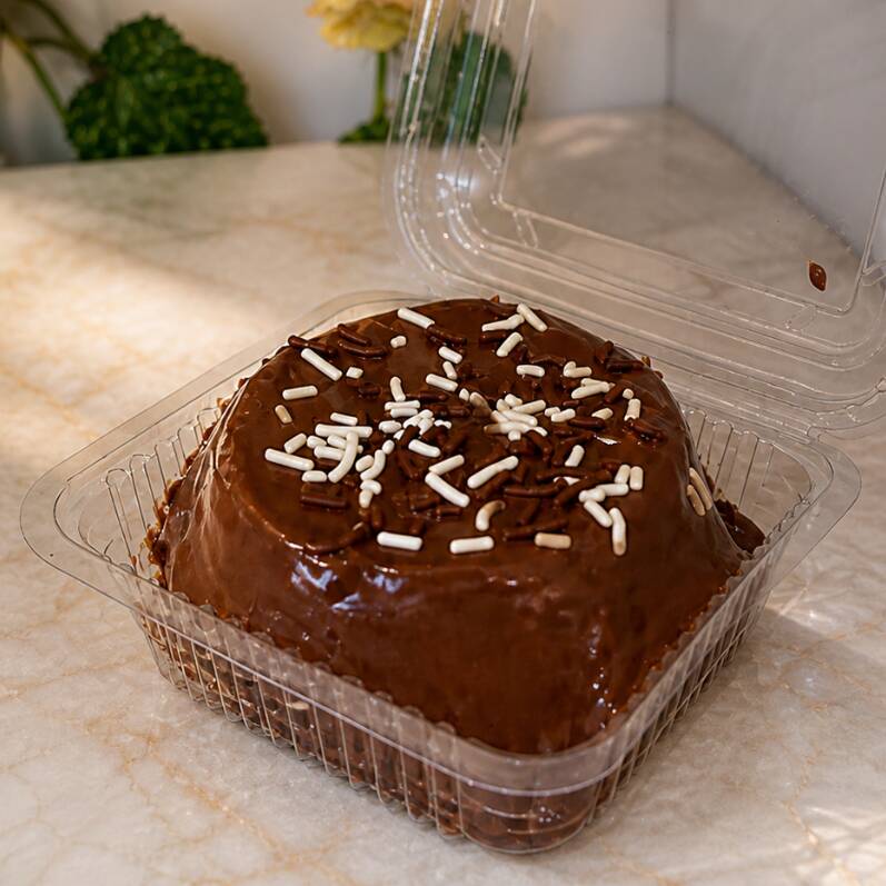Uma explosão de chocolate em cada pedaço. 🍫✨ É fofinho, super cremoso e coberto com muito granulado para deixar cada mordida ainda mais irresistível. 🤎