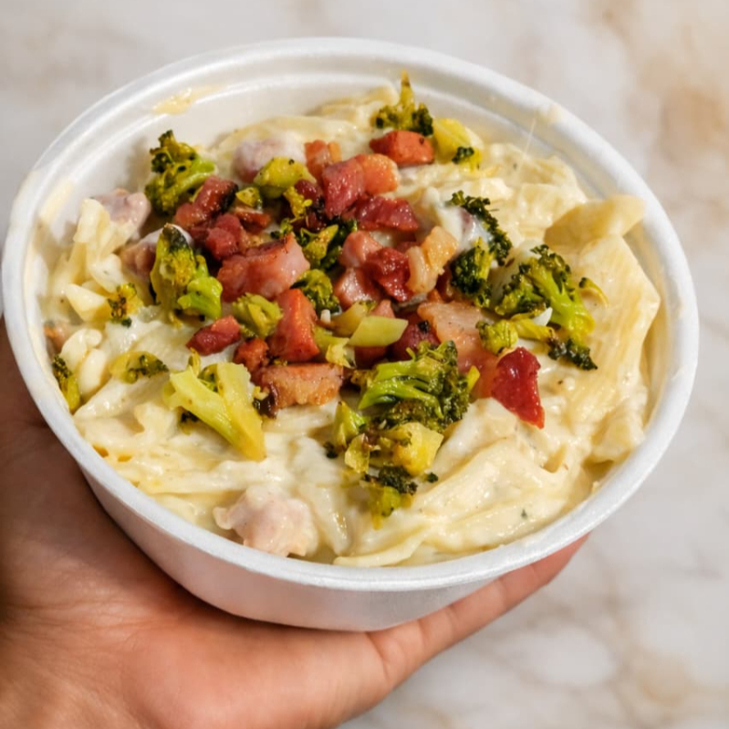 Escrever na descrição as escolhas: Macarrão (Penny, fettuccine ou parafuso) Molho ( 4 queijos, cheddar ou pomodoro) Proteína ( carne de sol, charque, frango, bacon, calabresa, carme moída ou camarão) Acompanhamento: ( Batata palha ou Doritos) ESCOLHER APENAS 1 OPCAO DE CADA CATEGORIA)