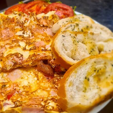 Ovo, peito de peru, queijo e tomate