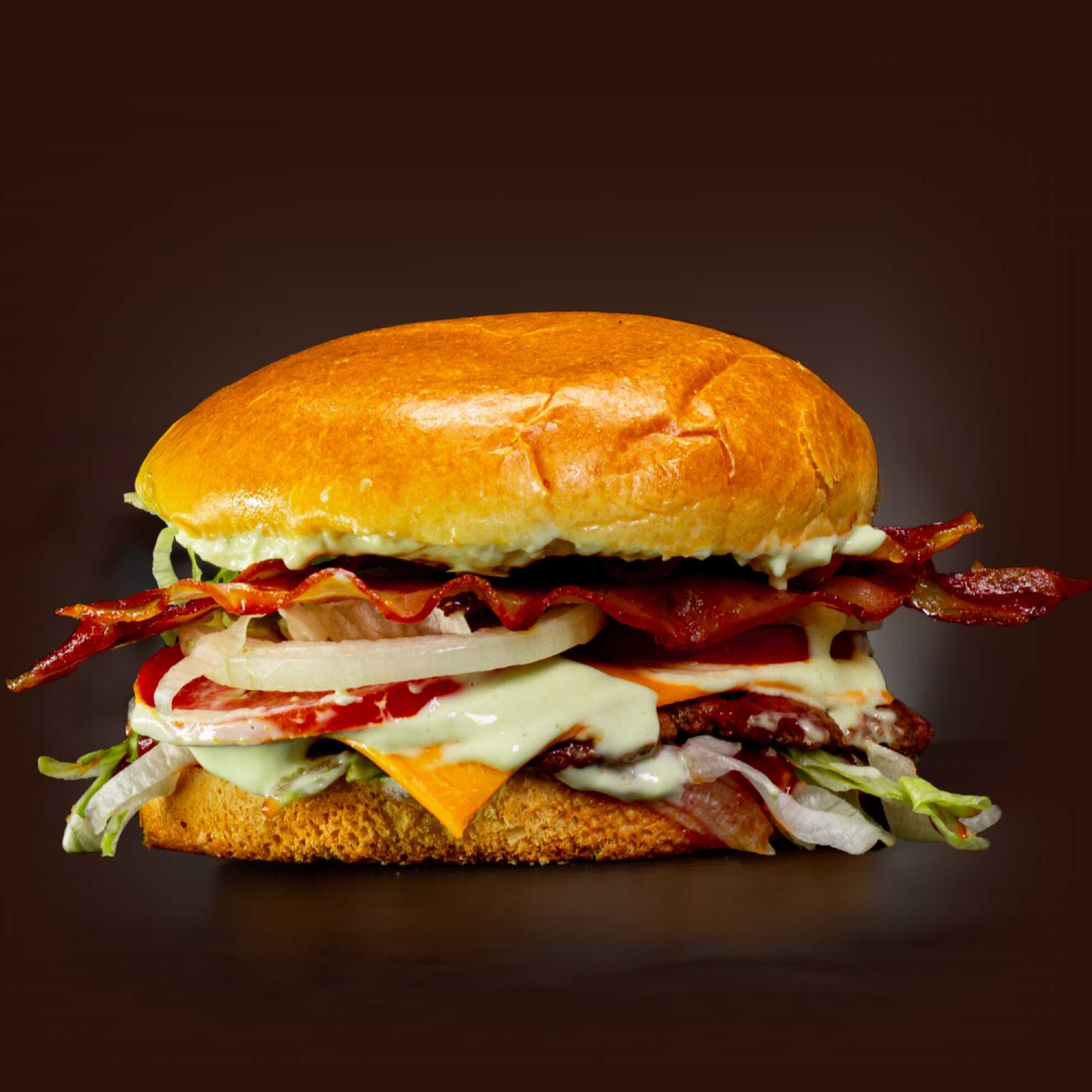 Delicioso X- Bacon Smash feito com Carne de 80g selada na chapa, Cheddar Cremoso: Fatias derretidas envolvendo o blend, Fatias crocantes e douradas, Salada de alface, tomate e cebola.
01 Pote de Molho Especial