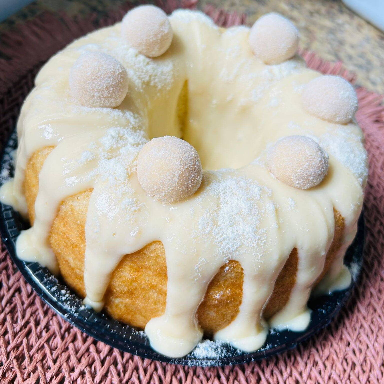 bolo de baunilha com cobertura de ninho e brigadeiros de ninho