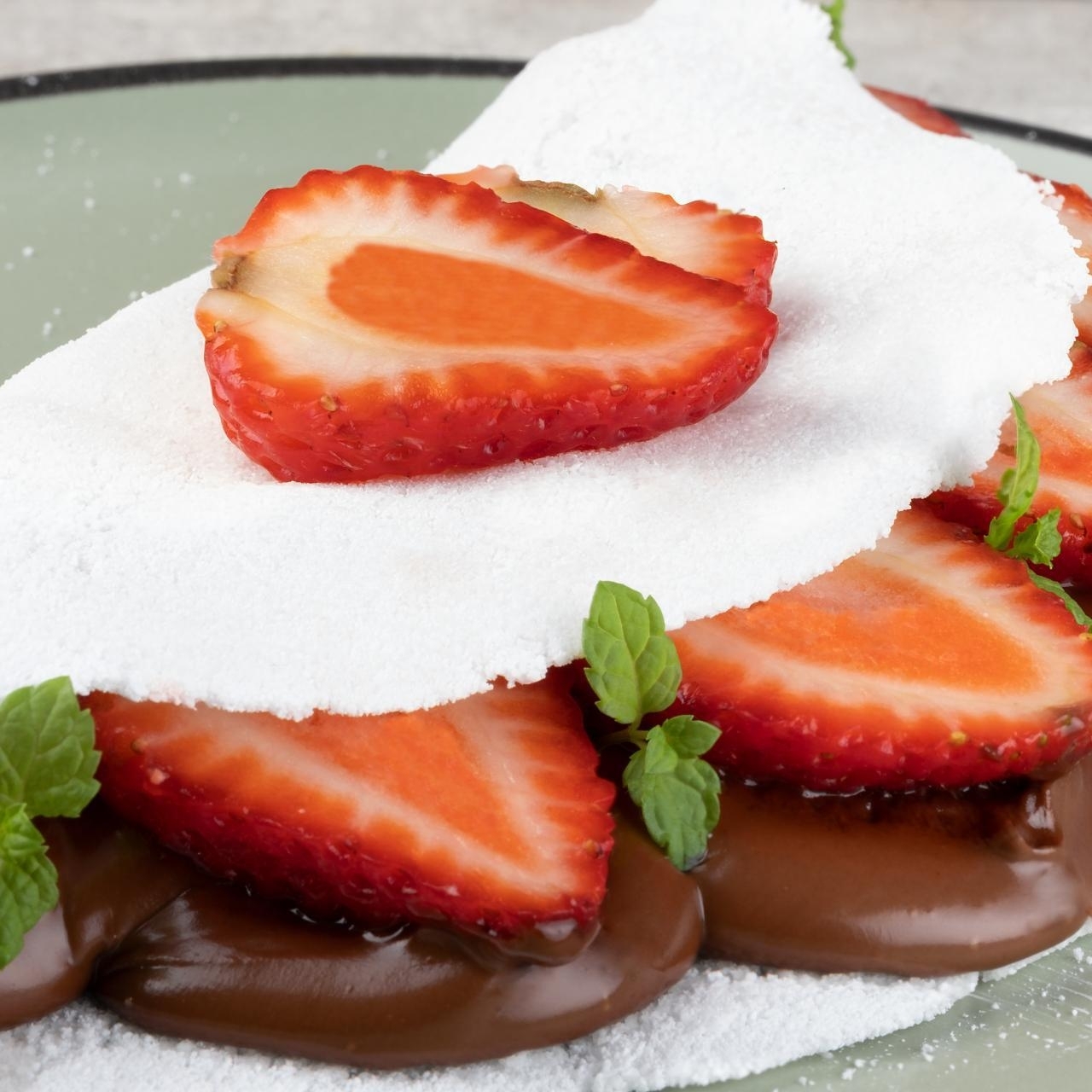 Chocolate ao leite preto com morangos picados