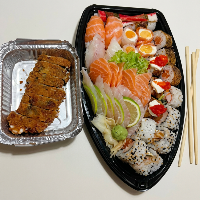 12 peças de sushi variadas, 6 gunkans distintos e 6 niguis variados, é uma experiência de sabor inigualável. Completa-se com deliciosos sashimis, sendo 5 de salmão fresco e 5 de peixe branco suculento. Recebe também 6 peças do irresistível hotInclui 2 pares de hashi para uma experiência autêntica..