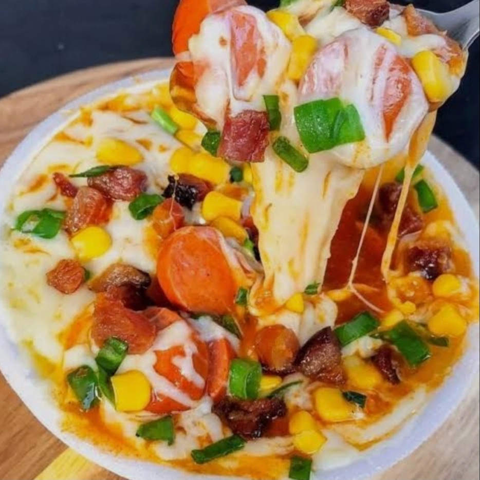 Batata recheada no pote com salsicha ao molho, milho , requeijão cremoso e mussarela gratinada