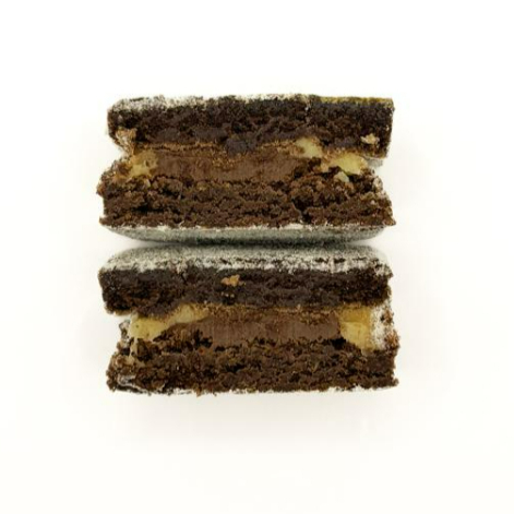 Nosso brownie de Ninho é a combinação perfeita entre intensidade e cremosidade. Feito com massa densa, macia e levemente úmida, ele é finalizado com uma generosa camada de creme de leite Ninho, suave, doce na medida certa e simplesmente irresistível.