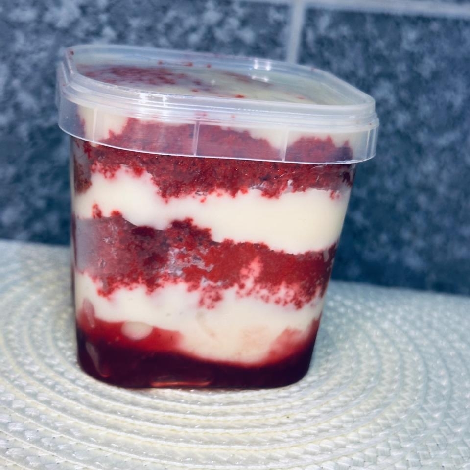 Bolo red com brigadeiro branco e Geleia de frutas vermelhas