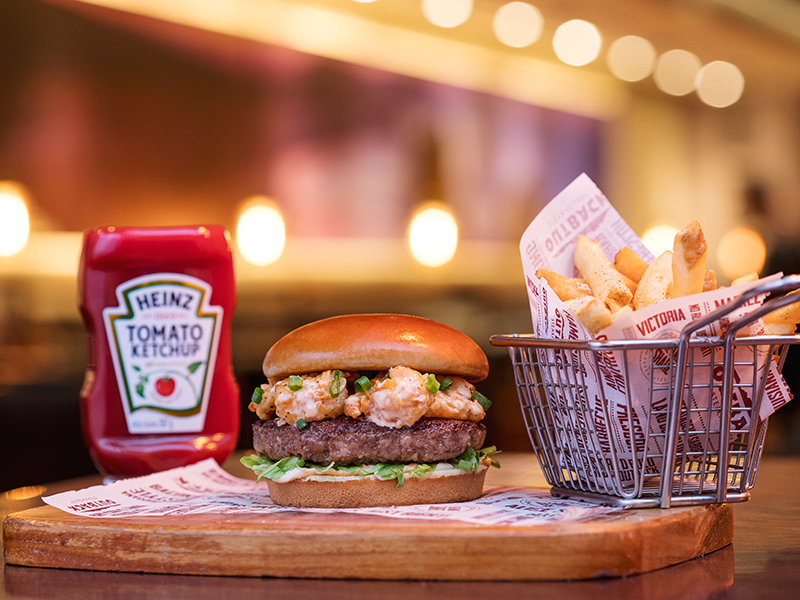 Hambúrguer da casa no pão tipo brioche, camarões empanados envoltos no molho Firecracker, alface, maionese e cebolinha. Servido com um acompanhamento a sua escolha.
Contém glúten e lactose.