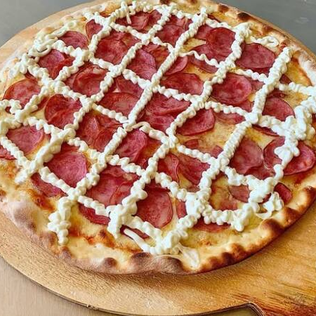 Molho de tomate, muçarela, fatias de calabresa defumadas e requeijão Catupiry.