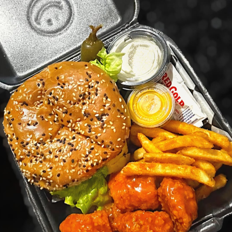 COMBO HAMBURGUESA BONELESS Y PAPAS