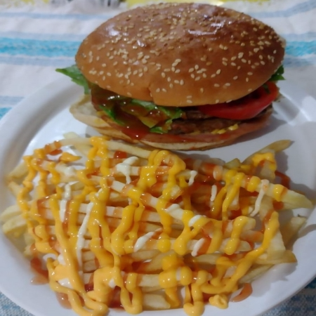 Combo-Hamburguesa Sencilla y Platanos Machos
