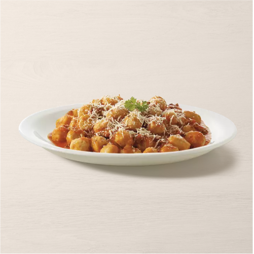 Massa recheada com queijo e coberta por molho feito com tomates e carne moída.