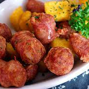 FEIJÃO , ARROZ, FAROFA, MACARRAO, BATATA FRITO. SALADA: BETERRABA