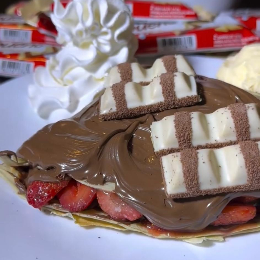 crepe recheado com nutella acompanhado de kinder bueno e morango (somente para consumo no local)