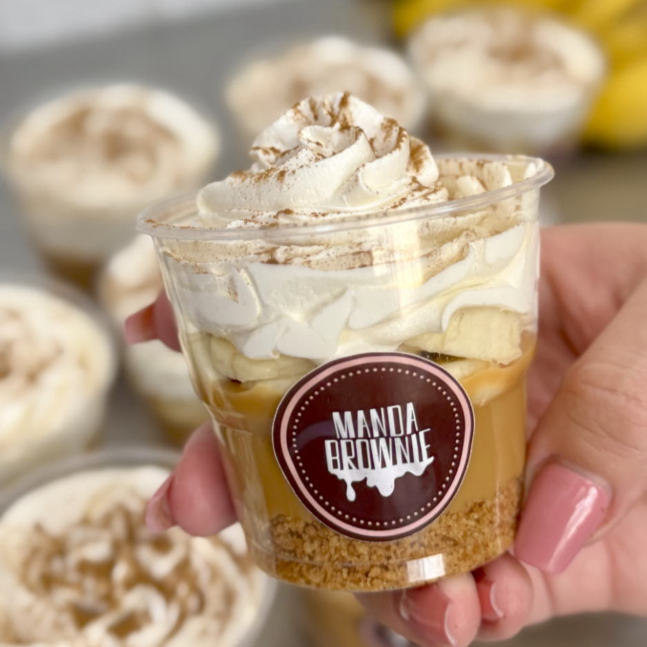 Um Doce Surreal! Base de farofa crocante de biscoito, delicioso recheio de Doce de Leite Artesanal feito com Leite Moça cozido, bananas in natura, coberta com aveludada Mousse de Ninho e finalizada com um toque de canela. Peça já a sua antes que esgote! Peso médio 200g