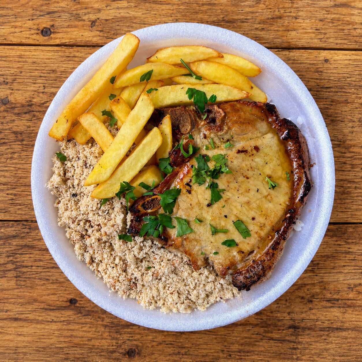 Carré suíno grelhado, macio e bem temperado.
Acompanha: arroz branco, feijão, farofa e batata frita ou salada verde (à escolha do cliente).
Observação: Este prato não acompanha macarrão. Caso prefira salada verde no lugar da batata frita, informe nas observações do pedido.