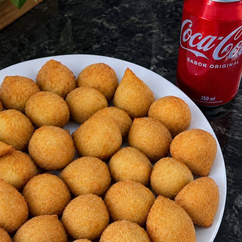 30 mini coxinhas super crocantes e saborosas + 1 Refrigerante da sua escolha bem gelado. O combo ideal para matar a sua fome!