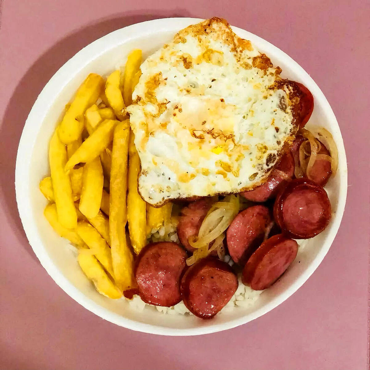2 marmitas de Calabresa acebolada, ovo frito, arroz, feijão, fritas, farofa e molho.