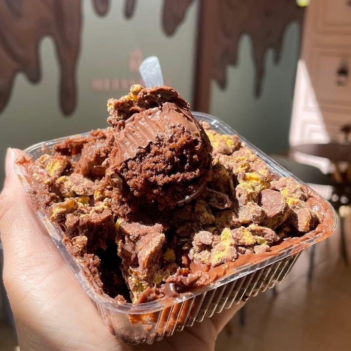 Bolo chocolate molhadinho, ganache de chocolate e nutella, coberto crocante de sucrilhos e chocolate
