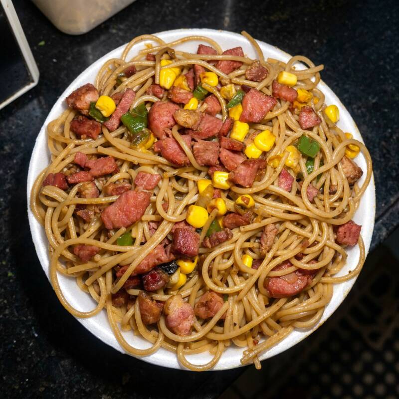 Aquele clássico que todo mundo ama: macarrão finalizado na chapa quente com um mix generoso de frango desfiado, bacon crocante e calabresa acebolada. O toque especial fica por conta do milho doce e do molho shoyu, que traz aquele brilho e sabor marcante, tudo finalizado com muita mussarela derretida. Ideal para uma refeição rápida e saborosa.