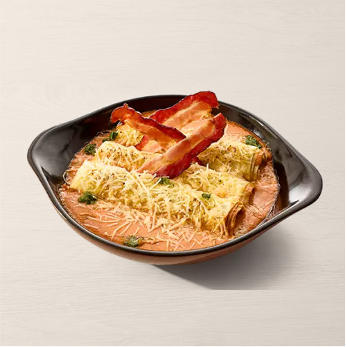 Canelone recheado de brócolis e bacon com uma mistura de queijos deliciosos servido ao molho de tomate italiano, creme de parmesão e ainda gratinado ao forno. Servido com telhas de bacon crocantes!