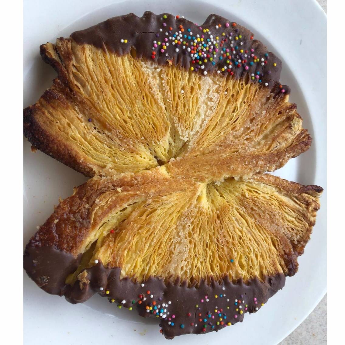 Mariposa en Hojaldres con Chocolate y Grajeas