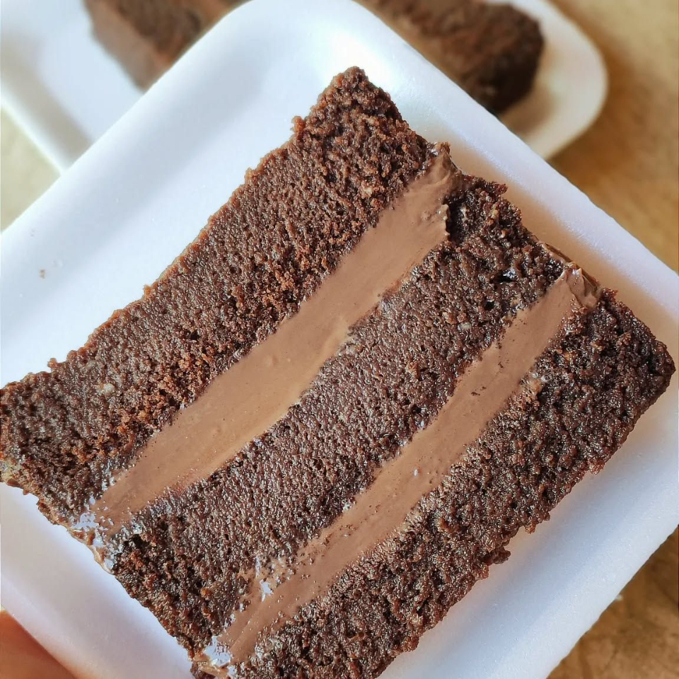 Fatia de torta doce com recheio de brigadeiro cremoso. Chocolatuda, intensa e perfeita para os amantes de doce!